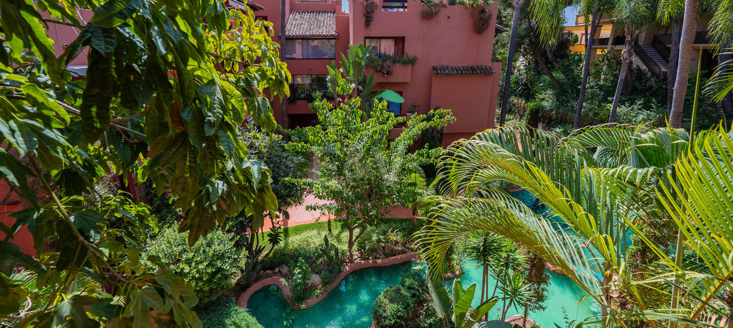 Wunderschöne Duplex-Penthouse mit 3 Terrassen in Elviria, nur wenige Schritte vom Strand