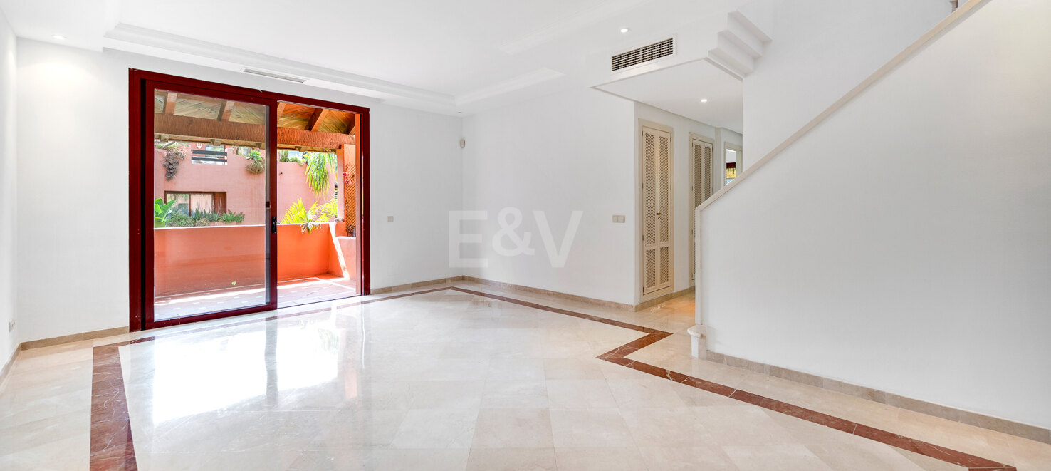 Wunderschöne Duplex-Penthouse mit 3 Terrassen in Elviria, nur wenige Schritte vom Strand