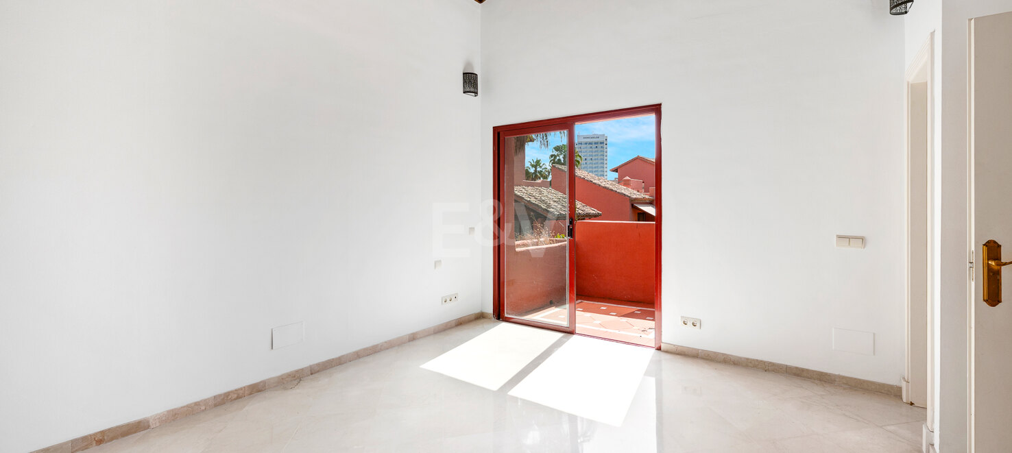Wunderschöne Duplex-Penthouse mit 3 Terrassen in Elviria, nur wenige Schritte vom Strand