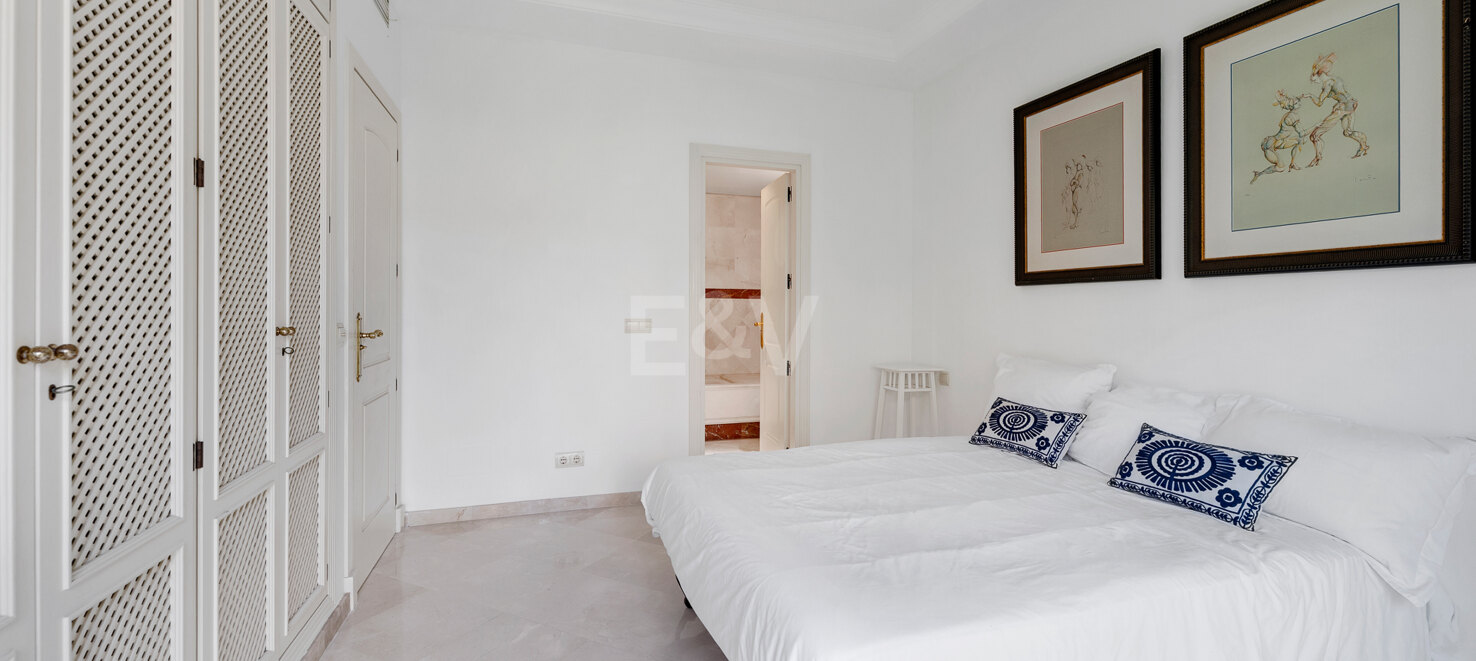 Wunderschöne Duplex-Penthouse mit 3 Terrassen in Elviria, nur wenige Schritte vom Strand
