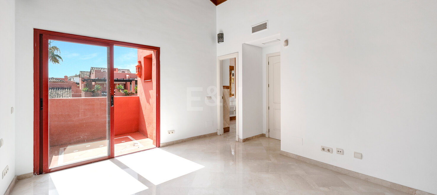 Wunderschöne Duplex-Penthouse mit 3 Terrassen in Elviria, nur wenige Schritte vom Strand