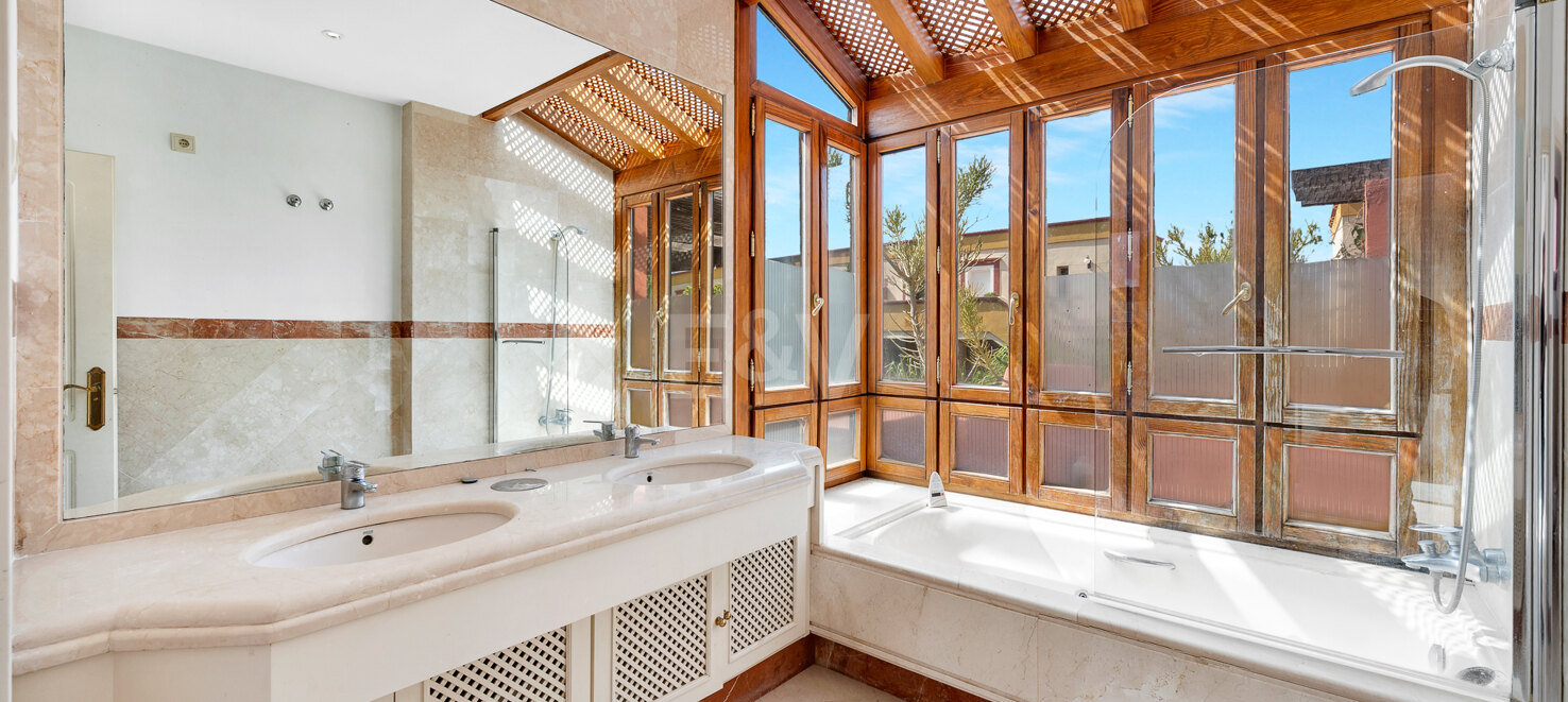 Wunderschöne Duplex-Penthouse mit 3 Terrassen in Elviria, nur wenige Schritte vom Strand