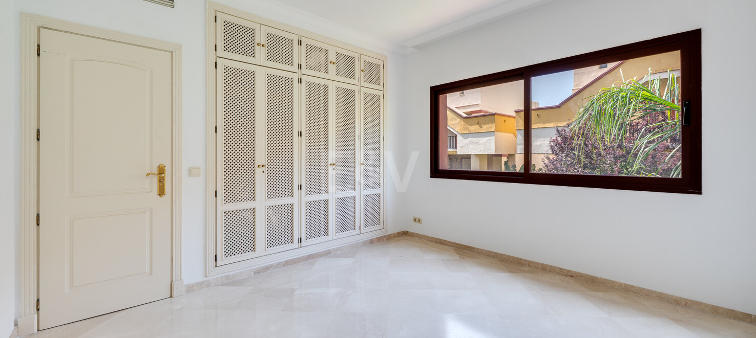 Wunderschöne Duplex-Penthouse mit 3 Terrassen in Elviria, nur wenige Schritte vom Strand
