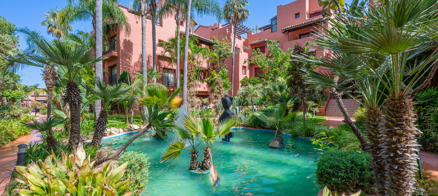 Wunderschöne Duplex-Penthouse mit 3 Terrassen in Elviria, nur wenige Schritte vom Strand