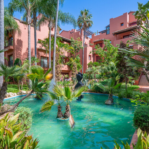 Wunderschöne Duplex-Penthouse mit 3 Terrassen in Elviria, nur wenige Schritte vom Strand