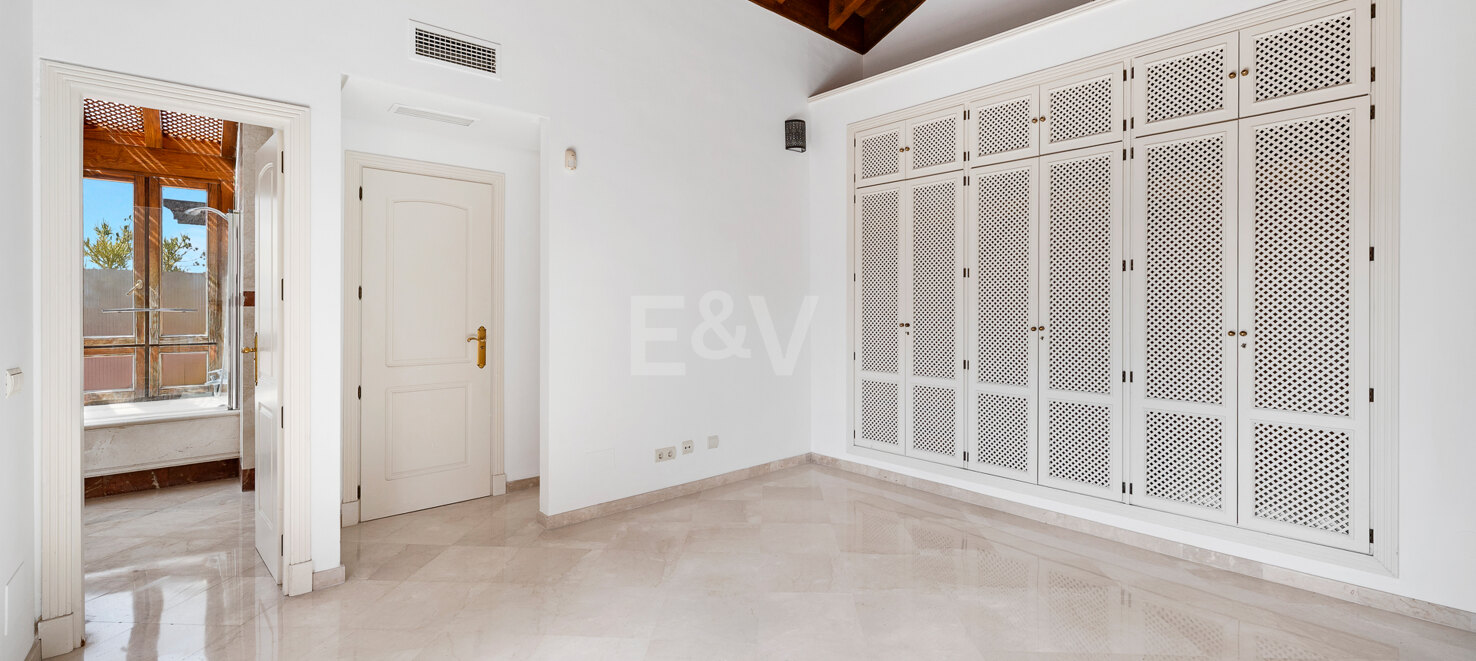 Wunderschöne Duplex-Penthouse mit 3 Terrassen in Elviria, nur wenige Schritte vom Strand