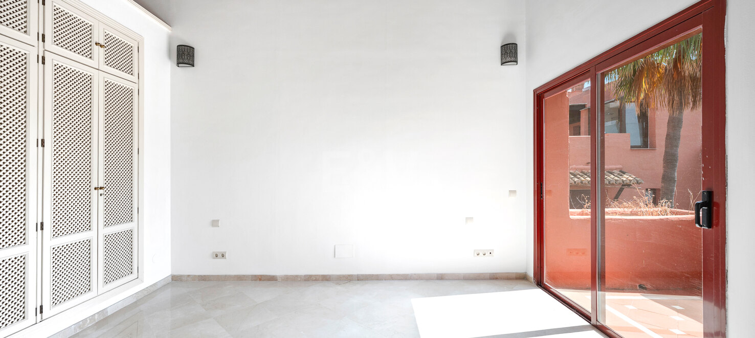 Wunderschöne Duplex-Penthouse mit 3 Terrassen in Elviria, nur wenige Schritte vom Strand