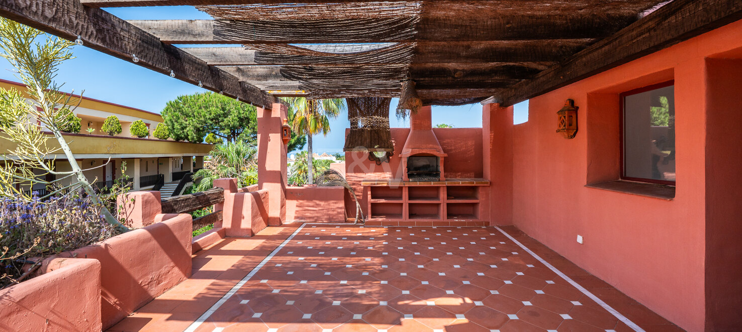 Wunderschöne Duplex-Penthouse mit 3 Terrassen in Elviria, nur wenige Schritte vom Strand