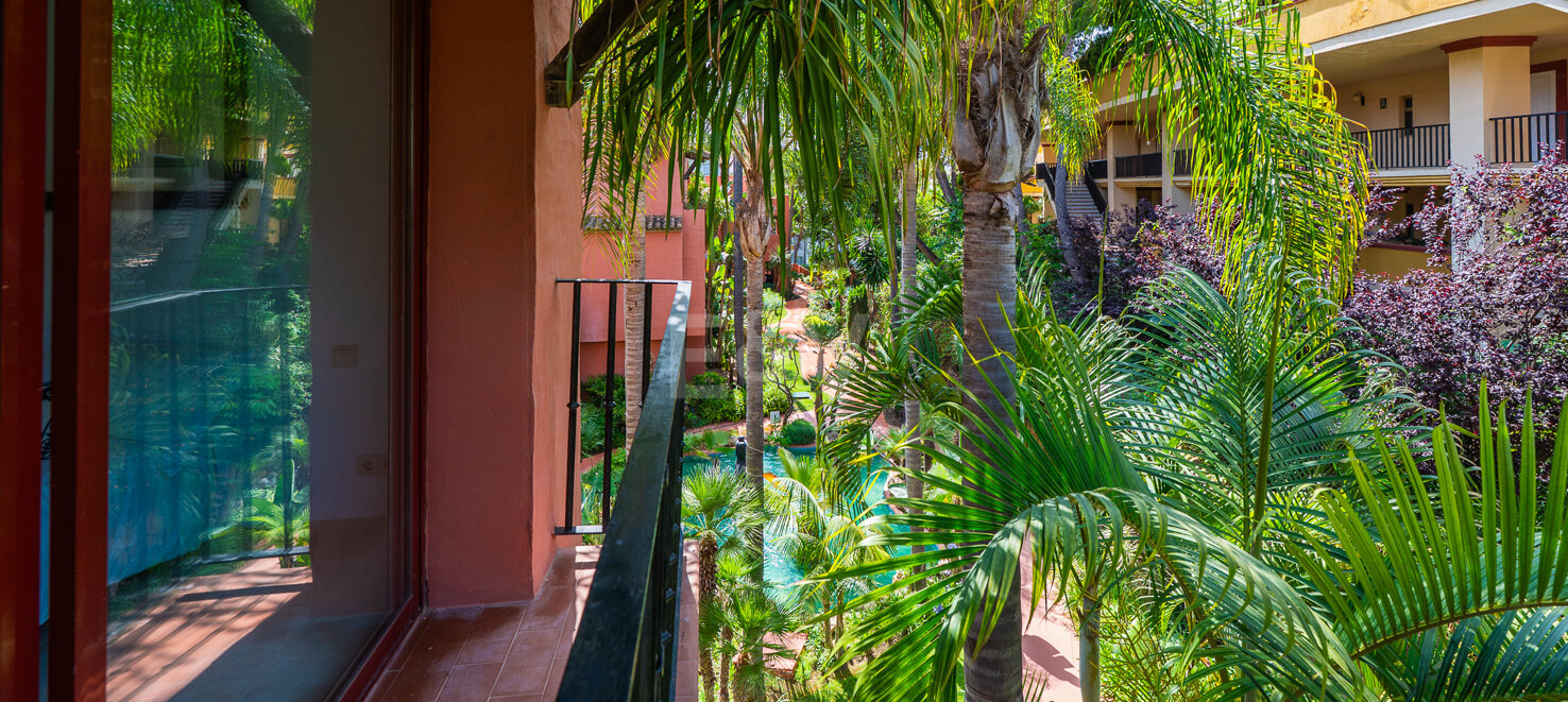Wunderschöne Duplex-Penthouse mit 3 Terrassen in Elviria, nur wenige Schritte vom Strand