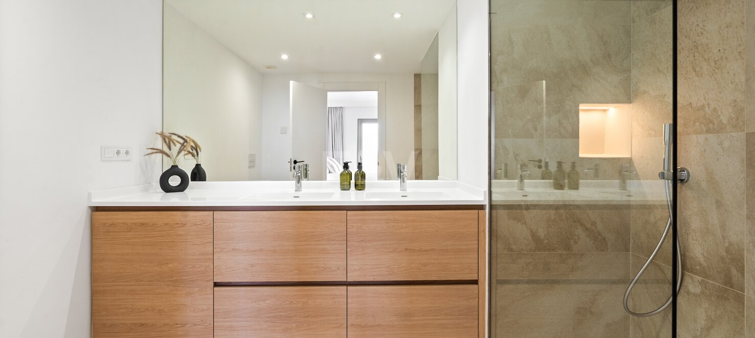Moderne Eckwohnung mit Meerblick und zwei Terrassen