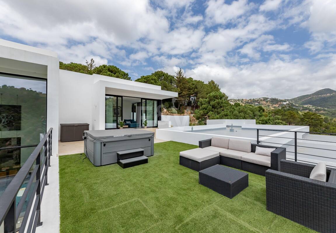 Exceptional Modern Villa with Privacy, Nature & Panoramic Views