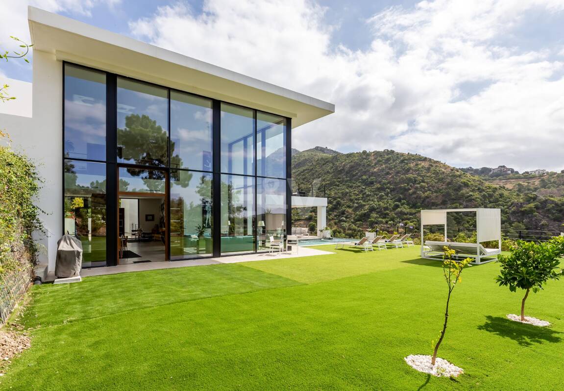 Exceptional Modern Villa with Privacy, Nature & Panoramic Views