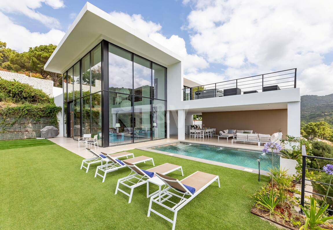 Exceptional Modern Villa with Privacy, Nature & Panoramic Views