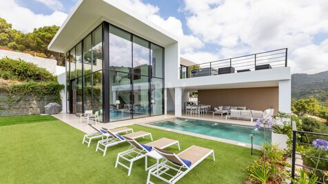 Exceptionell modern villa med integritet, natur och panorama Utsikt
