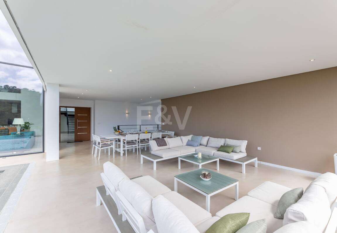 Exceptional Modern Villa with Privacy, Nature & Panoramic Views