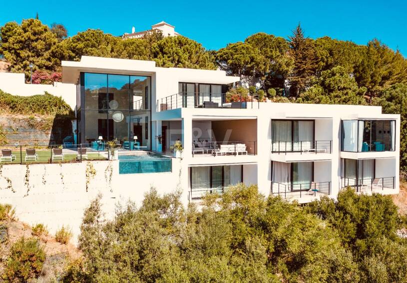 Exceptional Modern Villa with Privacy, Nature & Panoramic Views