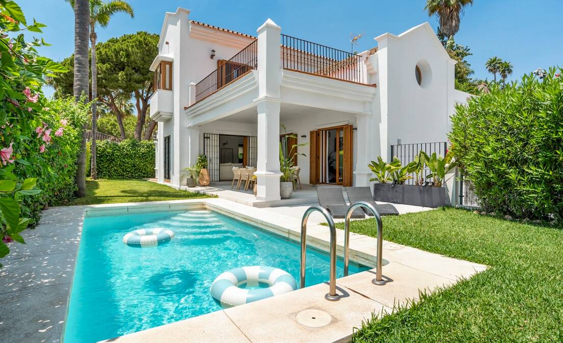 Située dans l'enclave résidentielle de Rocío de Nagüeles, juste en dessous de l'emblématique Sierra Blanca, cette villa raffinée orientée sud...