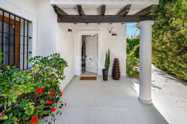 Elegant South-Facing Villa in the Prestigious Residential Area of Nagüeles