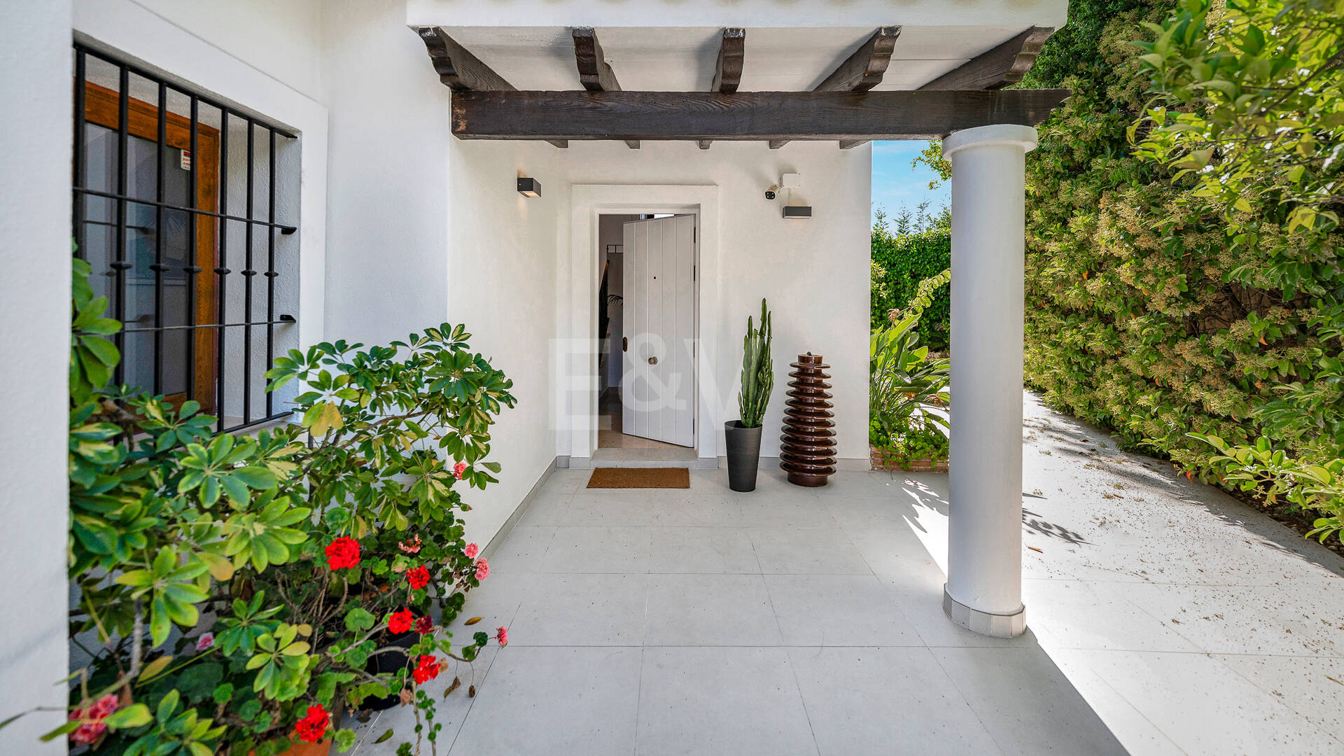 Elegant South-Facing Villa in the Prestigious Residential Area of Nagüeles