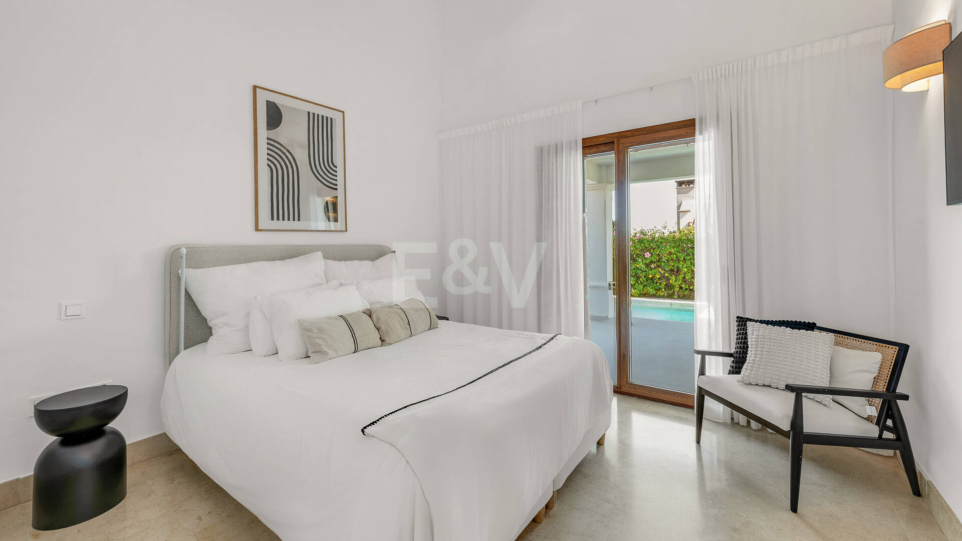 Elegant South-Facing Villa in the Prestigious Residential Area of Nagüeles