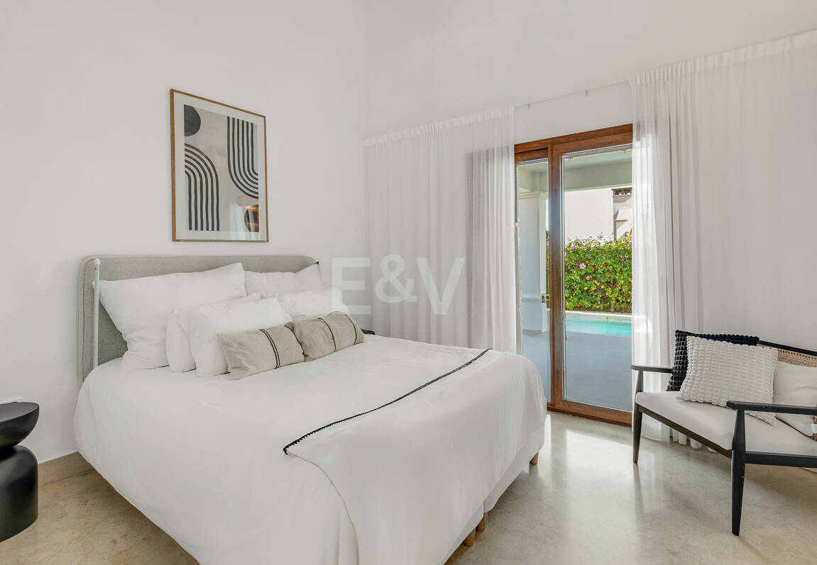 Elegant South-Facing Villa in the Prestigious Residential Area of Nagüeles