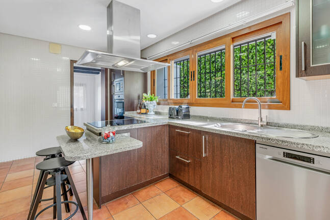 Elegant South-Facing Villa in the Prestigious Residential Area of Nagüeles