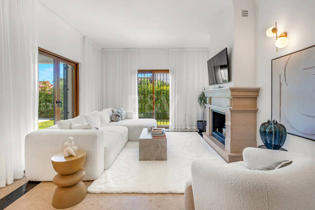 Elegant South-Facing Villa in the Prestigious Residential Area of Nagüeles