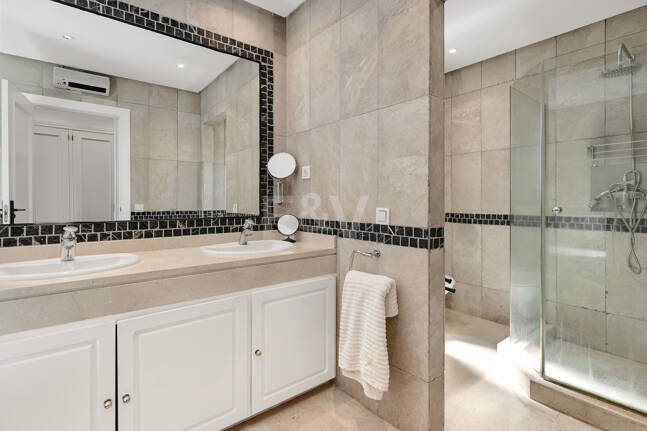 Elegant South-Facing Villa in the Prestigious Residential Area of Nagüeles