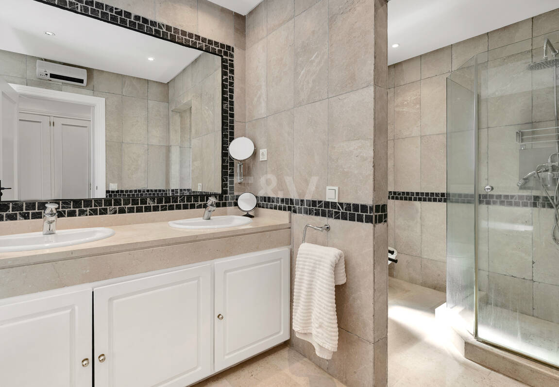 Elegant South-Facing Villa in the Prestigious Residential Area of Nagüeles