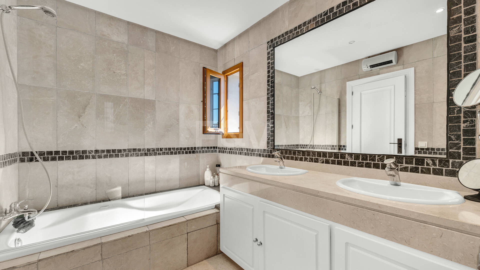 Elegant South-Facing Villa in the Prestigious Residential Area of Nagüeles