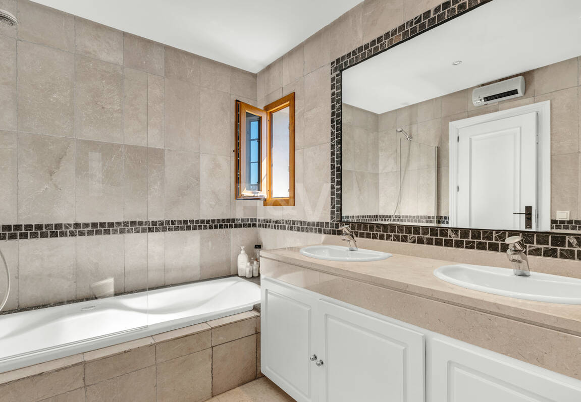 Elegant South-Facing Villa in the Prestigious Residential Area of Nagüeles