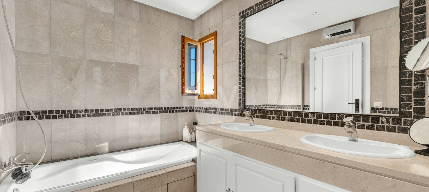 Elegante villa orientada al sur en la prestigiosa zona residencial de Nagüeles