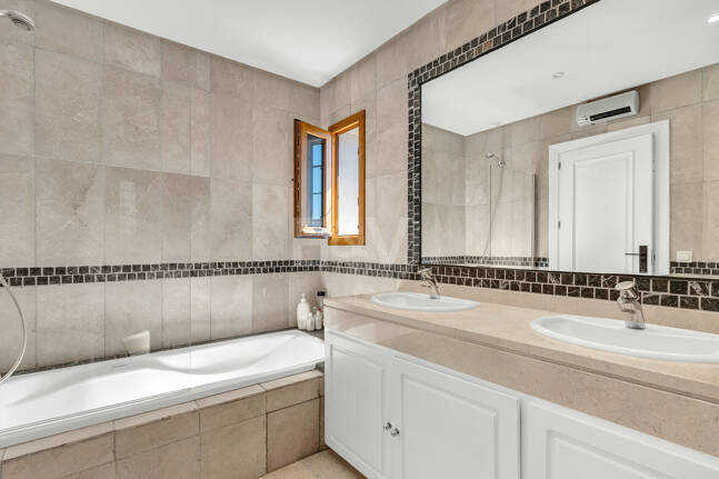 Elegant South-Facing Villa in the Prestigious Residential Area of Nagüeles