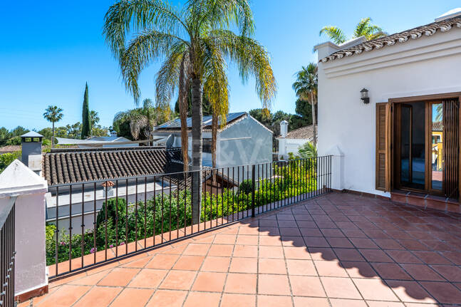 Elegant South-Facing Villa in the Prestigious Residential Area of Nagüeles