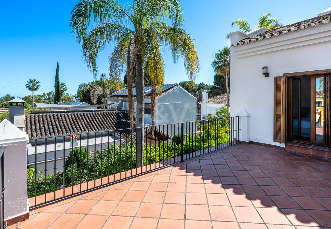 Elegant South-Facing Villa in the Prestigious Residential Area of Nagüeles