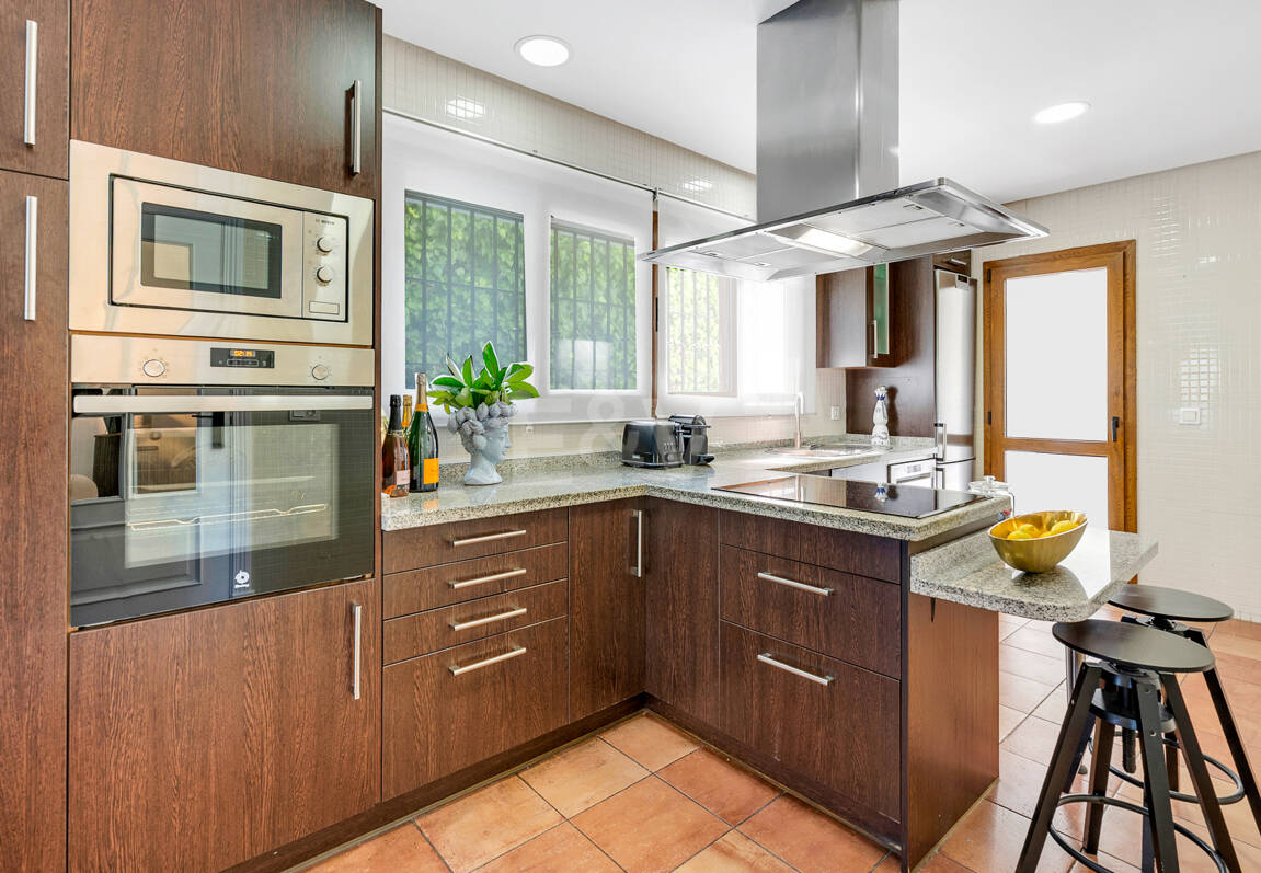 Elegant South-Facing Villa in the Prestigious Residential Area of Nagüeles