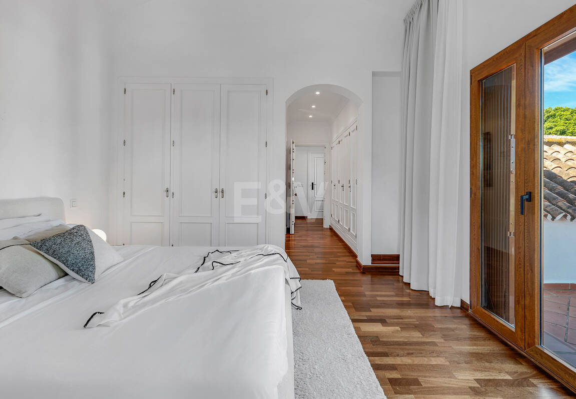 Elegant South-Facing Villa in the Prestigious Residential Area of Nagüeles