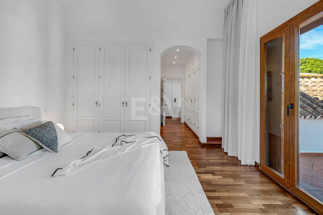 Elegant South-Facing Villa in the Prestigious Residential Area of Nagüeles