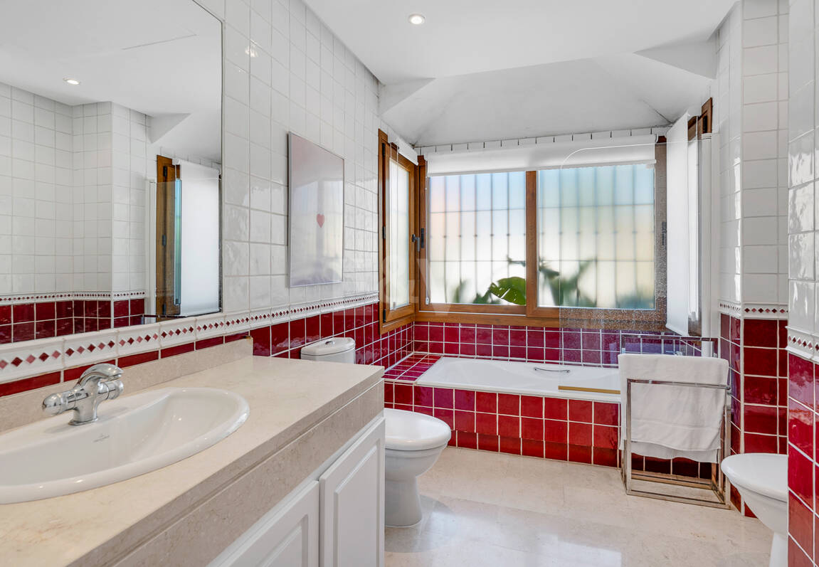 Elegant South-Facing Villa in the Prestigious Residential Area of Nagüeles