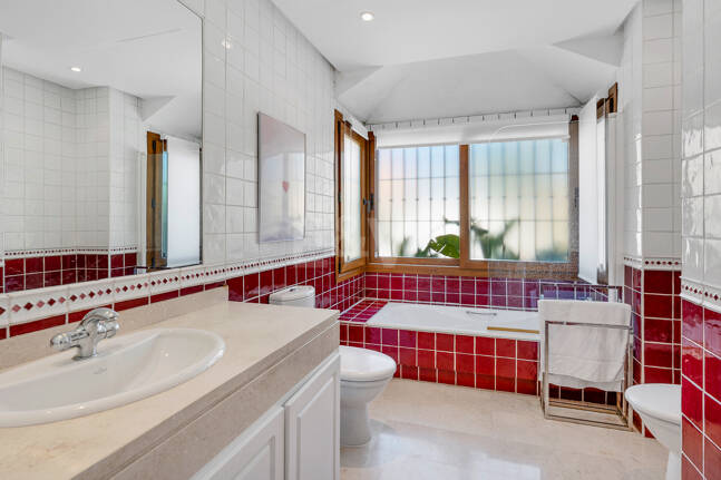 Elegant South-Facing Villa in the Prestigious Residential Area of Nagüeles