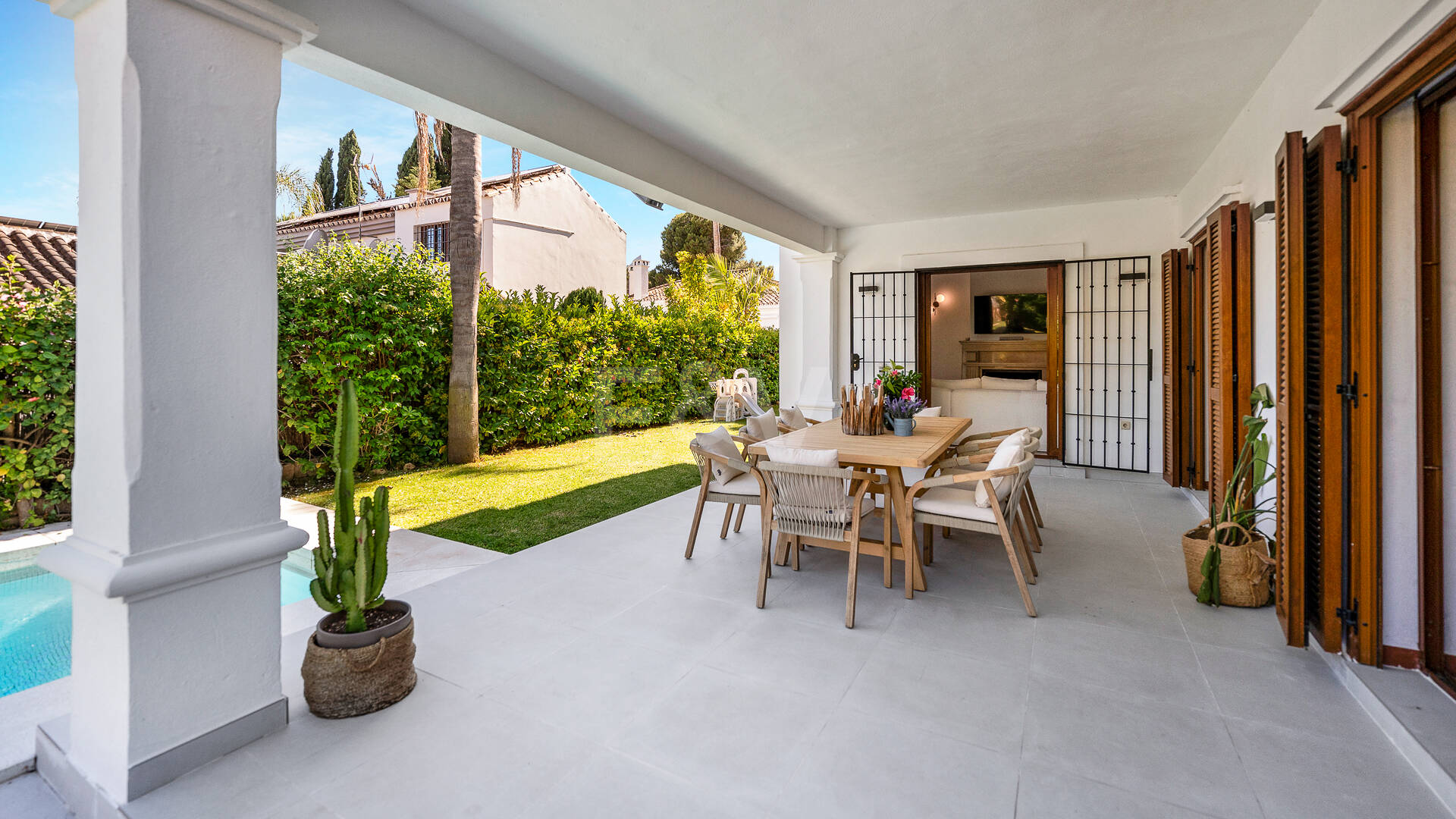 Elegant South-Facing Villa in the Prestigious Residential Area of Nagüeles