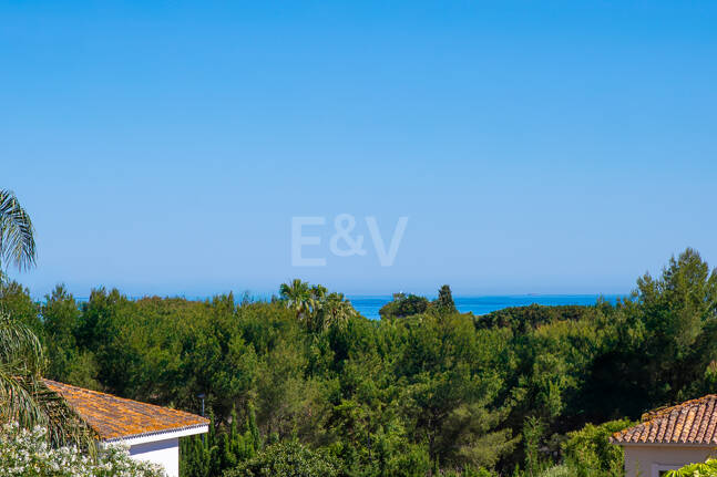 Elegant South-Facing Villa in the Prestigious Residential Area of Nagüeles