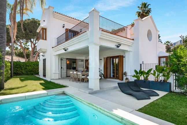 Elegant South-Facing Villa in the Prestigious Residential Area of Nagüeles