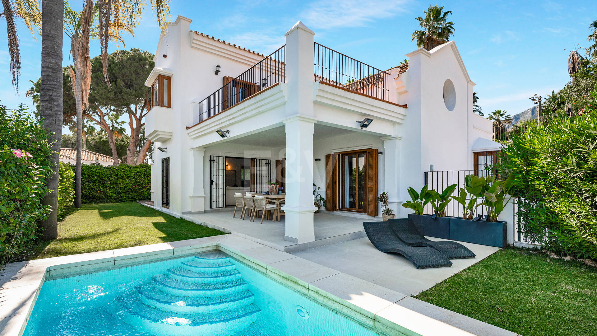 Elegant South-Facing Villa in the Prestigious Residential Area of Nagüeles