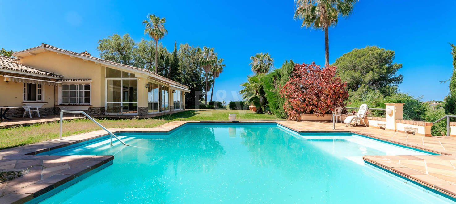 Oportunidad de inversión única con parcela de 5250m2 en la prestigiosa zona de Elviria