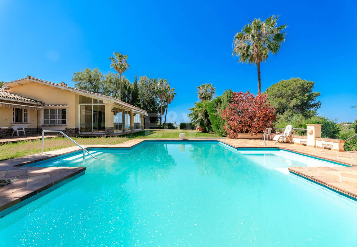 Oportunidad de inversión única con parcela de 5250m2 en la prestigiosa zona de Elviria