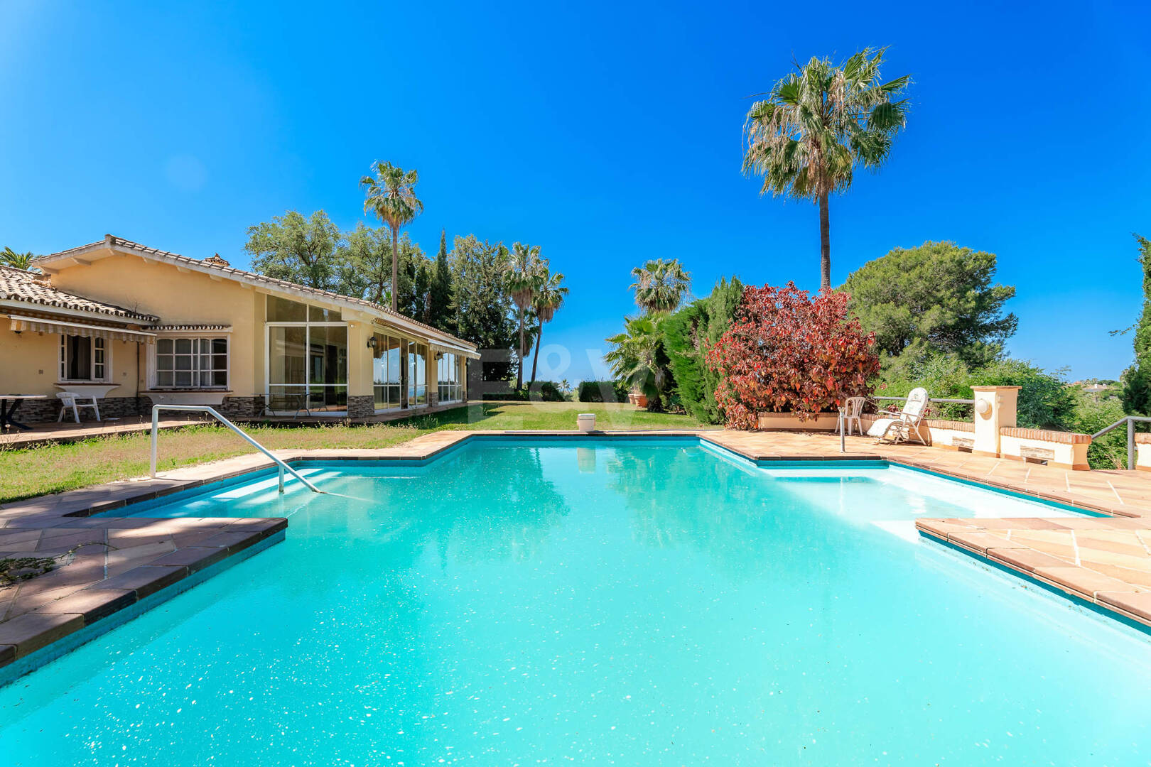 Oportunidad de inversión única con parcela de 5250m2 en la prestigiosa zona de Elviria