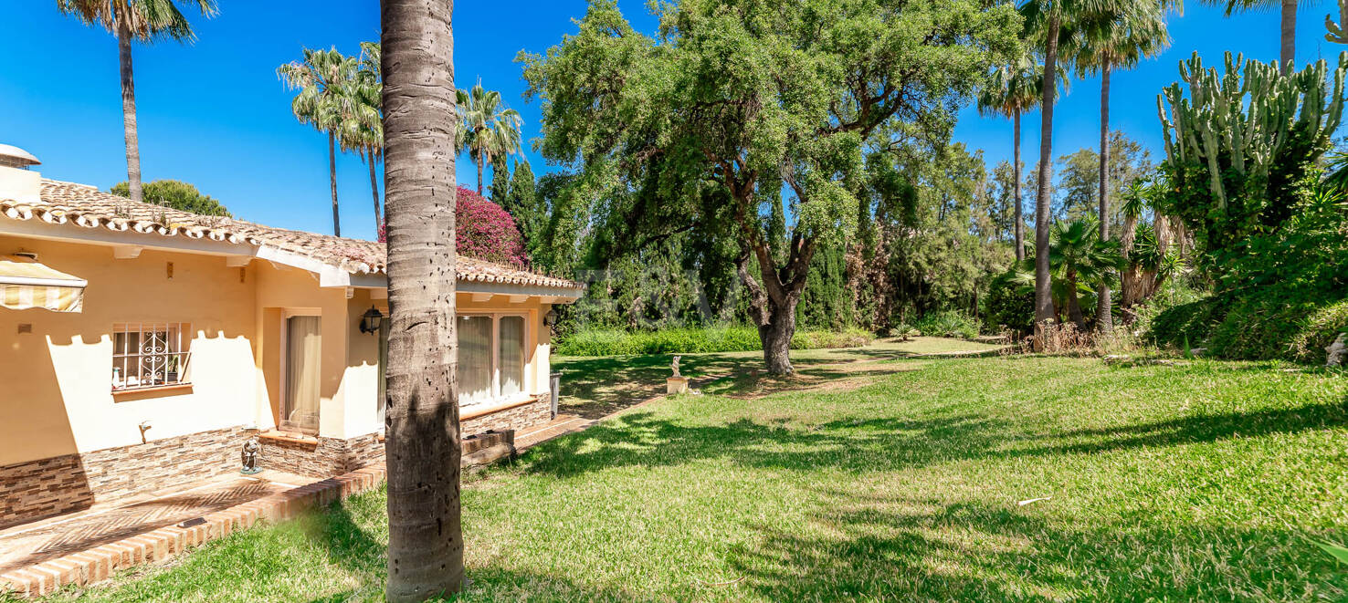 Oportunidad de inversión única con parcela de 5250m2 en la prestigiosa zona de Elviria