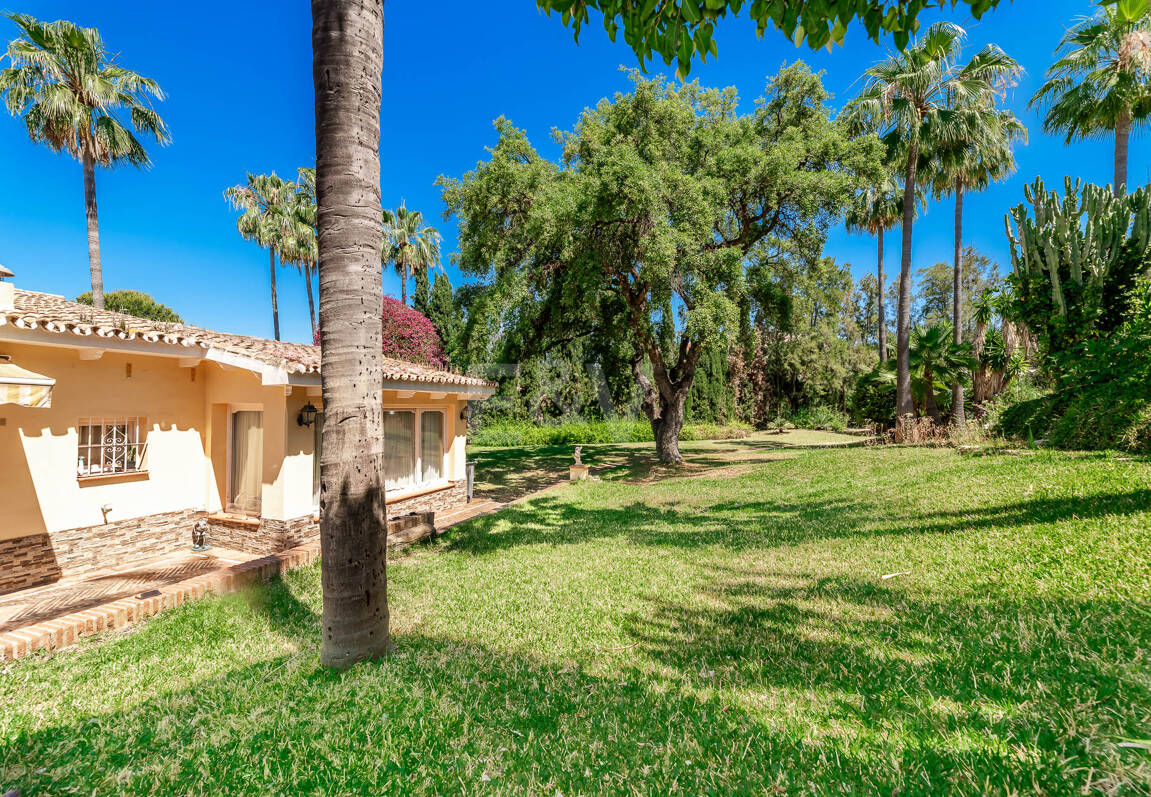 Oportunidad de inversión única con parcela de 5250m2 en la prestigiosa zona de Elviria