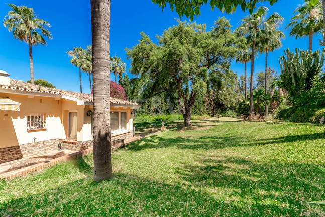 Oportunidad de inversión única con parcela de 5250m2 en la prestigiosa zona de Elviria